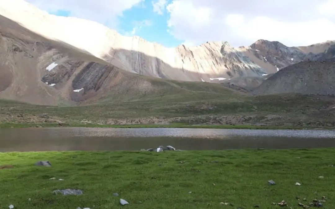 دریاچه خلنو در کوهستان، منبع عکس: گوگل مپ، عکاس: حسن ساوجی