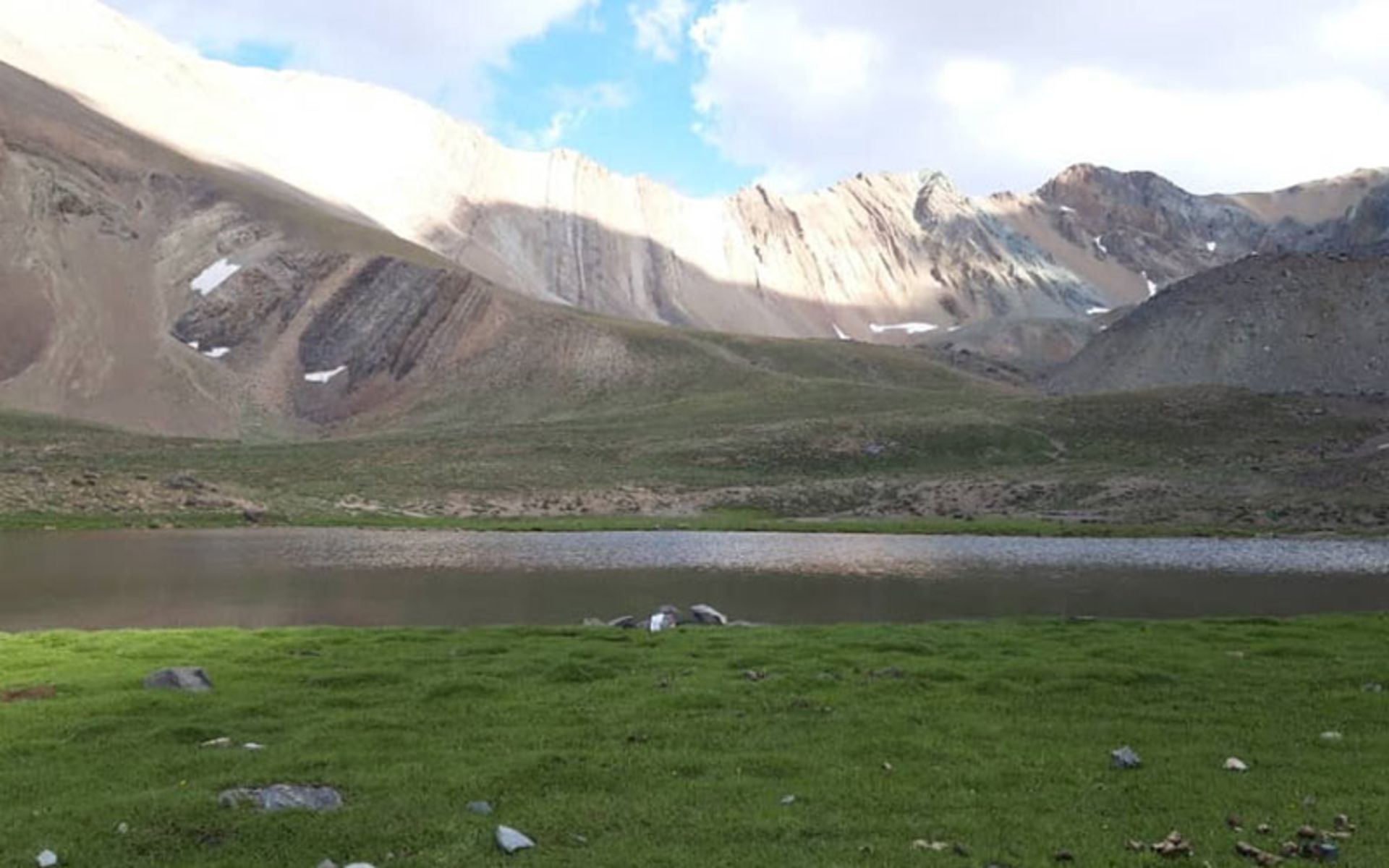 دریاچه خلنو در کوهستان، منبع عکس: گوگل مپ، عکاس: حسن ساوجی