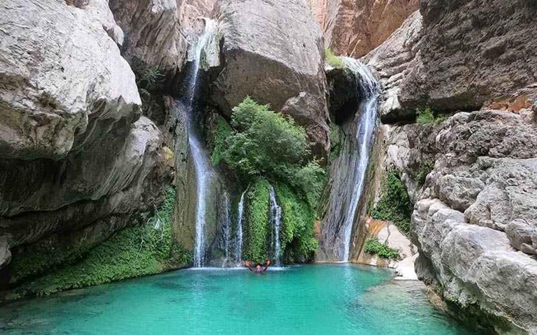 شنای گردشگر در برکه های آب تنگ رغز