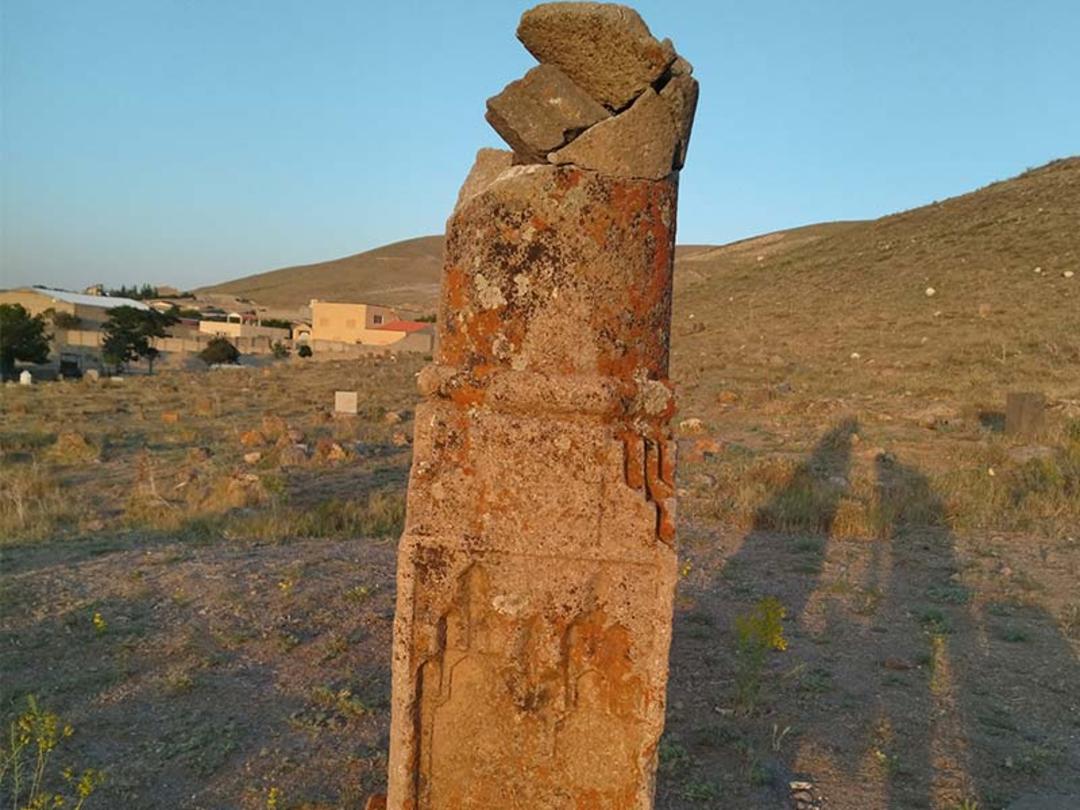 سنگ قبر در قبرستان پیشینه شلوار تبریز