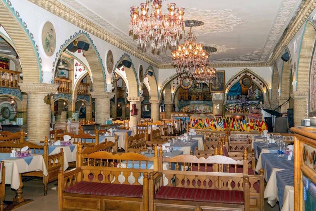 فضای سنتی رستوران عالی قاپو، منبع عکس: alighapoo.com، عکاس: نامشخص