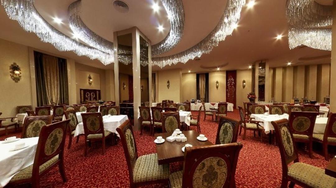 میز و صندلی های تالار دیپلمات هتل درویشی مشهد؛ منبع عکس: وب سایت Darvishiroyal.com. عکاس: نامشخص