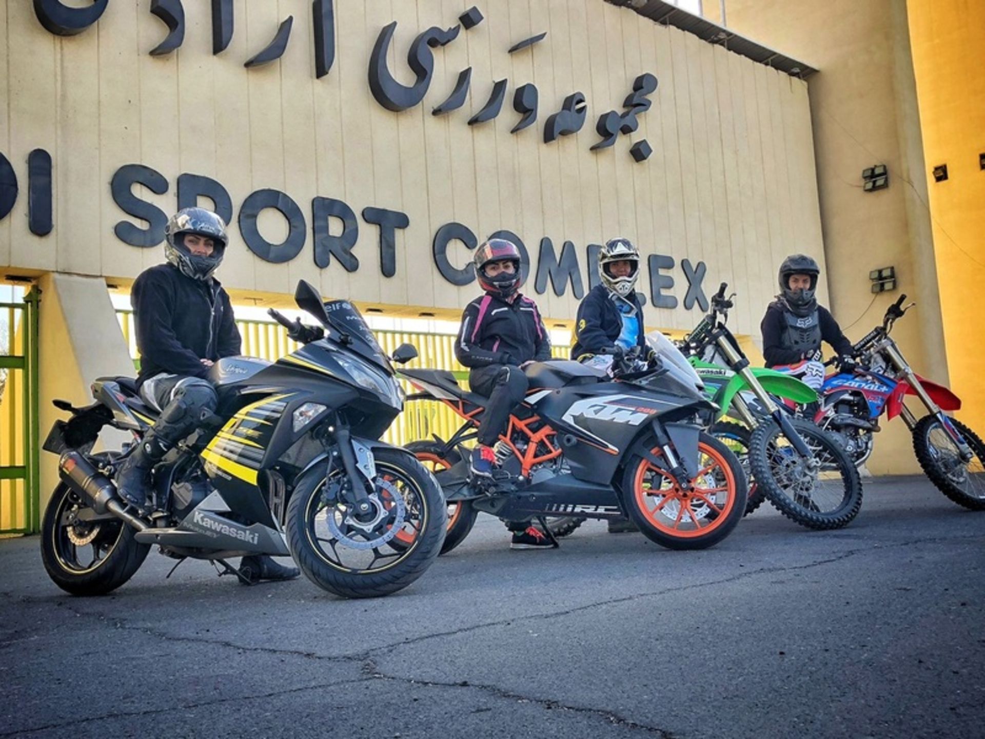 موتورسوران جلوی پیست موتورسواری آزادی؛ منبع عکس:motobazar.irعکاس: نامشخص