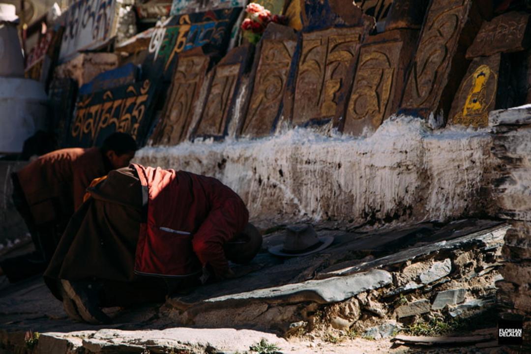 عبادت دو فرد در معبدی در سیچوان غربی