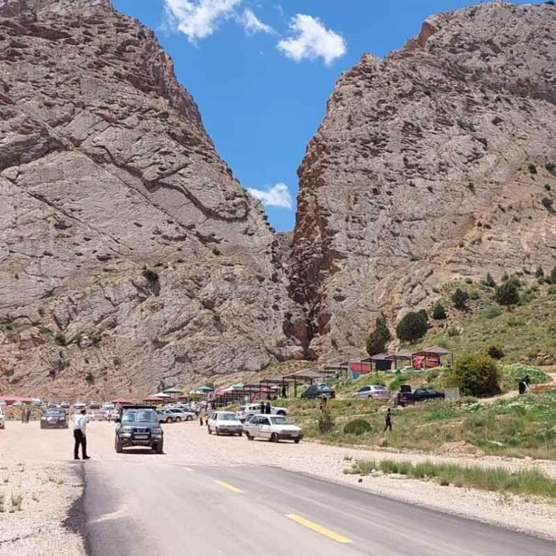 گردشگران در تنگه داستان مجن؛ منبع عکس: گوگل مپ؛ عکاس: مرتضی حسینی