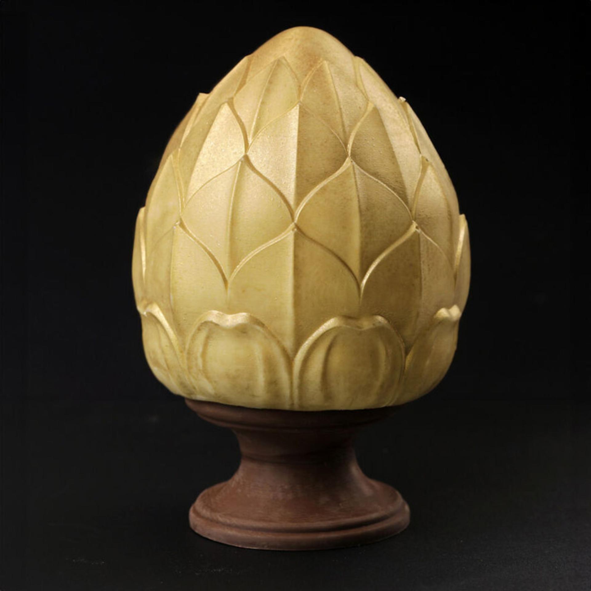 کیک مخروطی طلایی رنگ