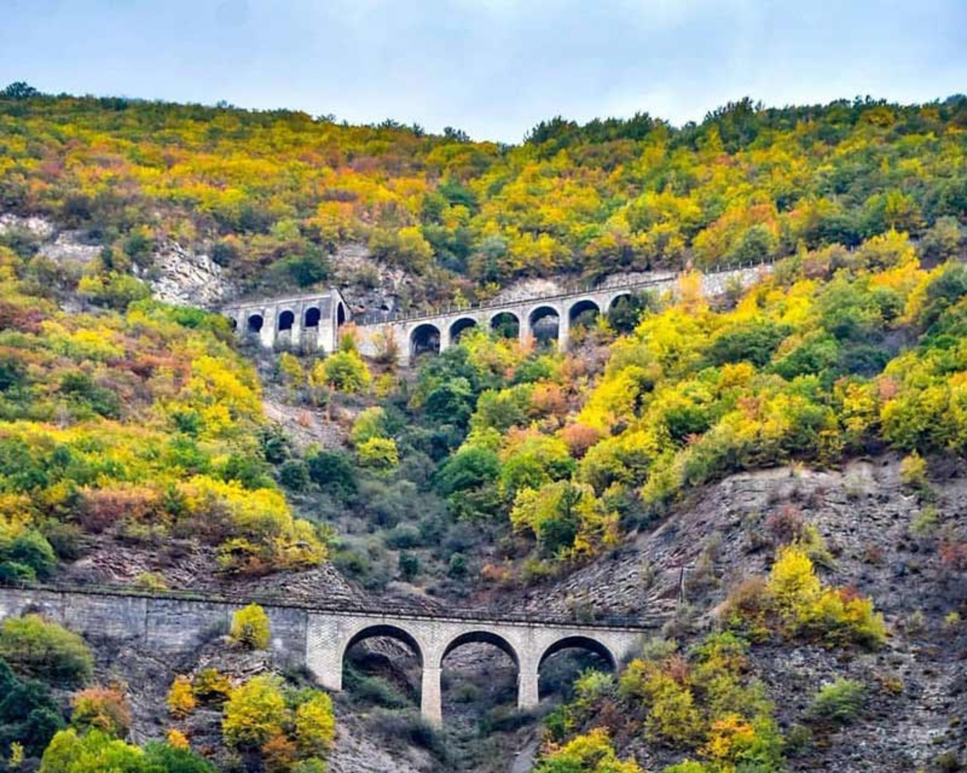 راه آهن سراسری در سوادکوه جاده فیروزکوه، منبع عکس: صفحه اینستاگرام ancient_iran_and_world، عکاس: نامشخص