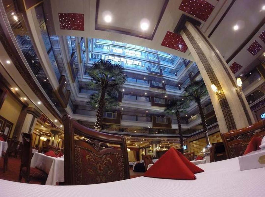 میز رستوران اتریوم؛ منبع عکس: وب‌ سایت Darvishiroyal.com. عکاس: نامشخص