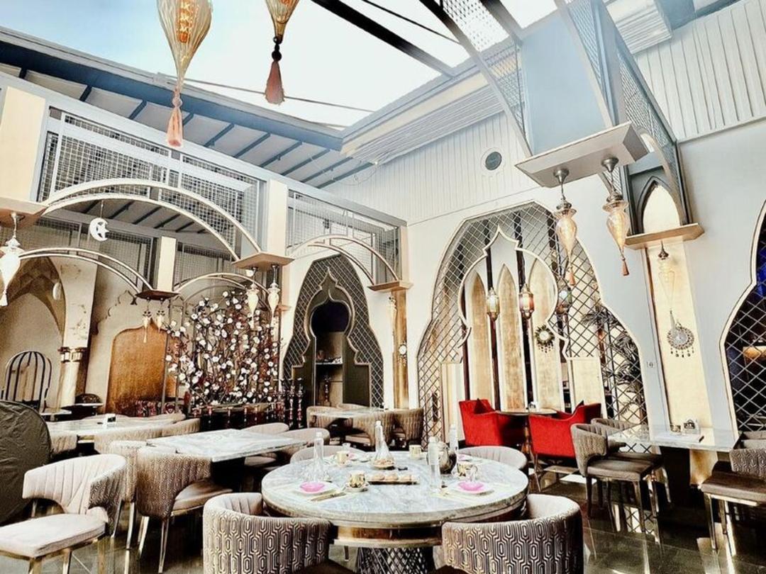 دکور سفید رستوران خاقان، منبع: khaghan_restaurant@، عکاس: نامشخص