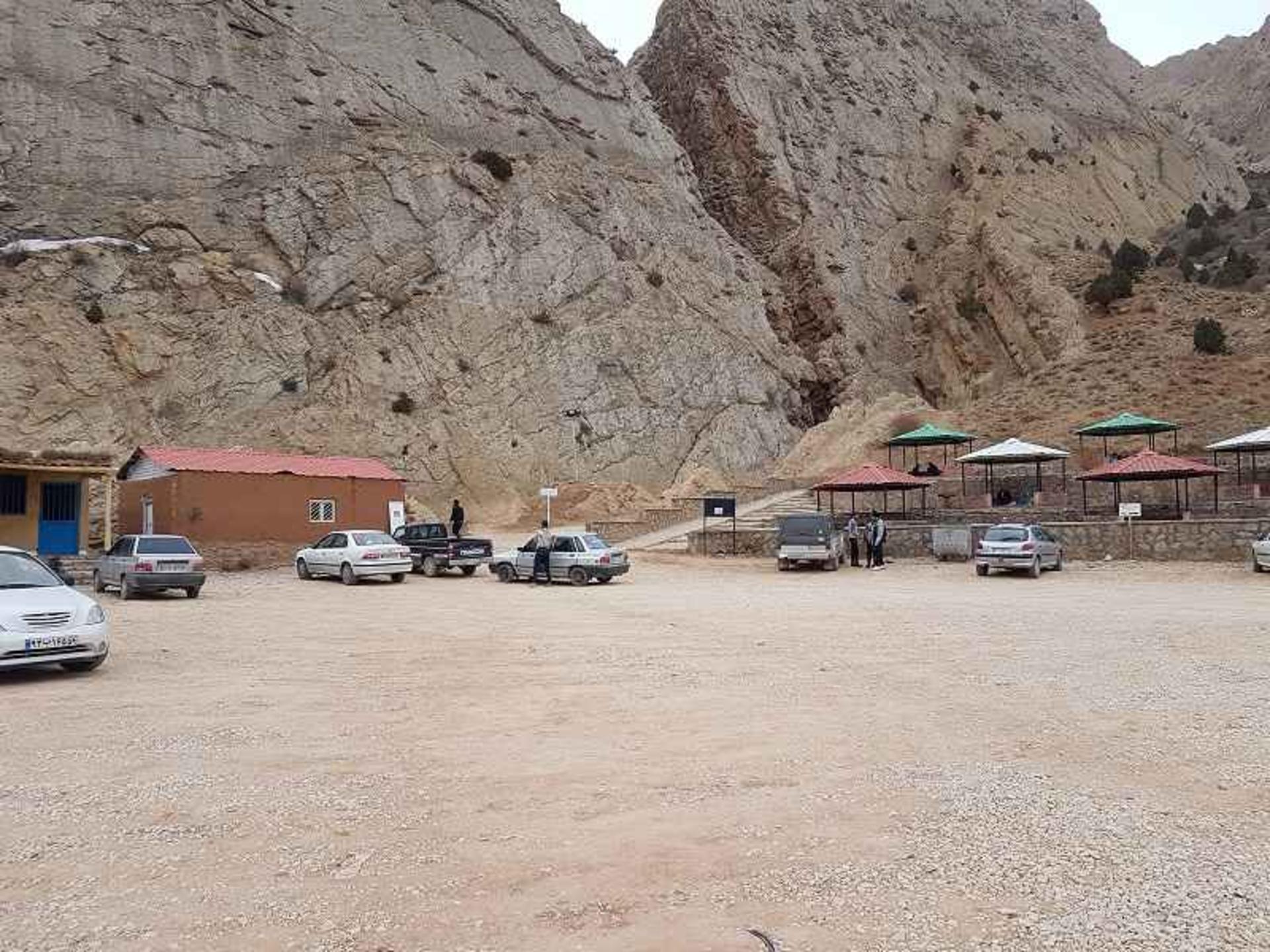 پارکینگ و آلاچیق‌ های آبشار تنگه داستان مجن؛ منبع عکس: گوگل مپ؛ عکاس: ایرج نیک سیرت