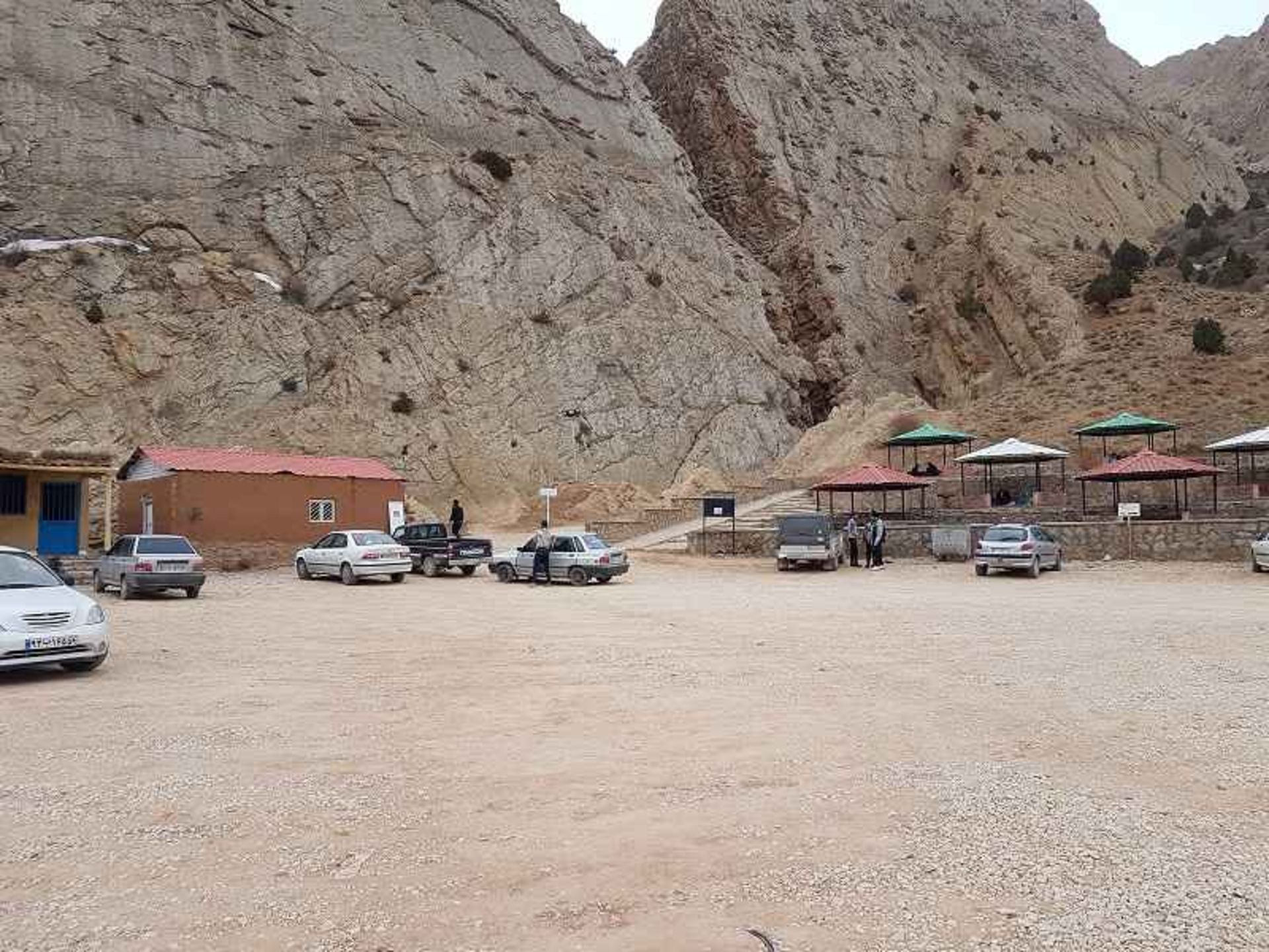 پارکینگ و آلاچیق‌ های آبشار تنگه داستان مجن؛ منبع عکس: گوگل مپ؛ عکاس: ایرج نیک سیرت