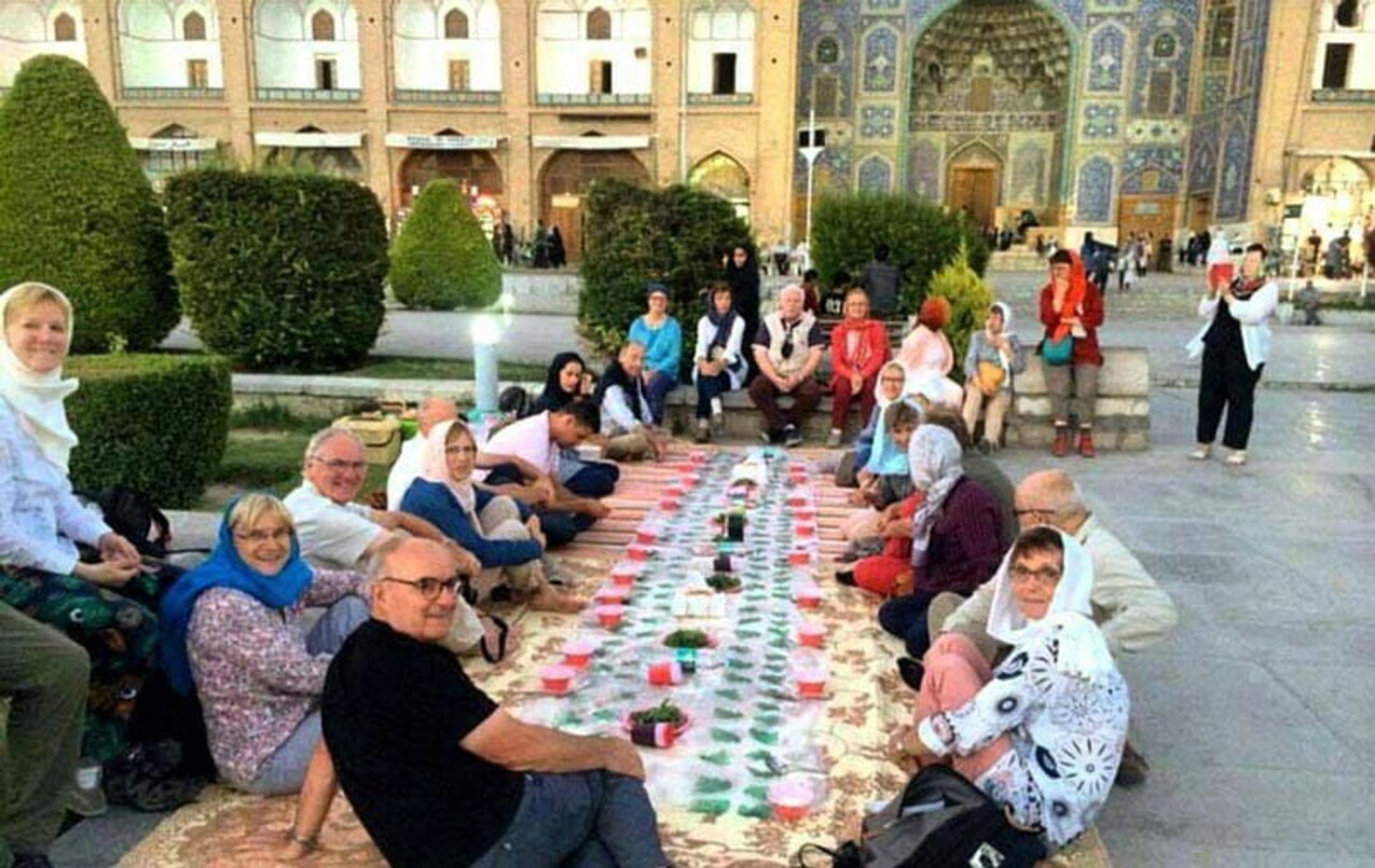 سفره افطار در نقش جهان با گردشگران خارجی، منبع عکس: بهداشت نیوز، عکاس: نامشخص