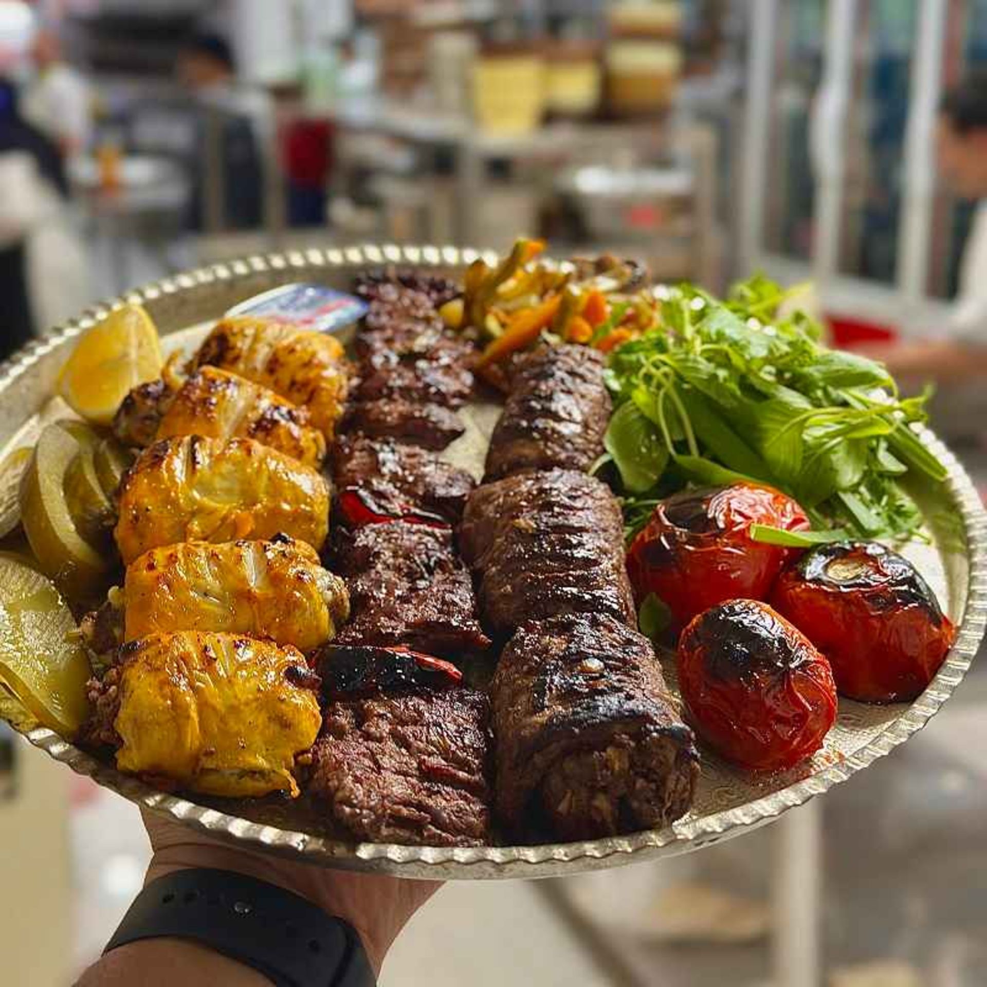 سینی رولت مرغ و گوشت در رستوران دارچین سمنان؛ منبع عکس: گوگل مپ؛ عکاس: علی رضا حیدری پور
