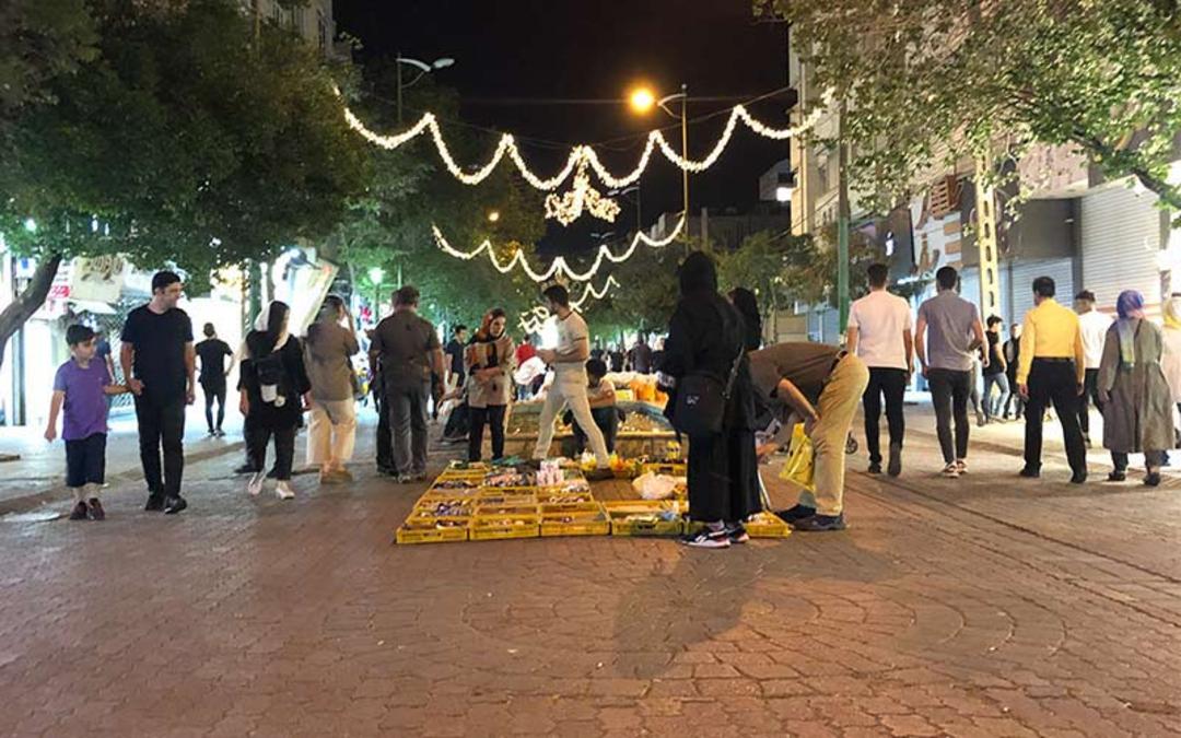 گردشگران در پیاده راه شهریار تبریز