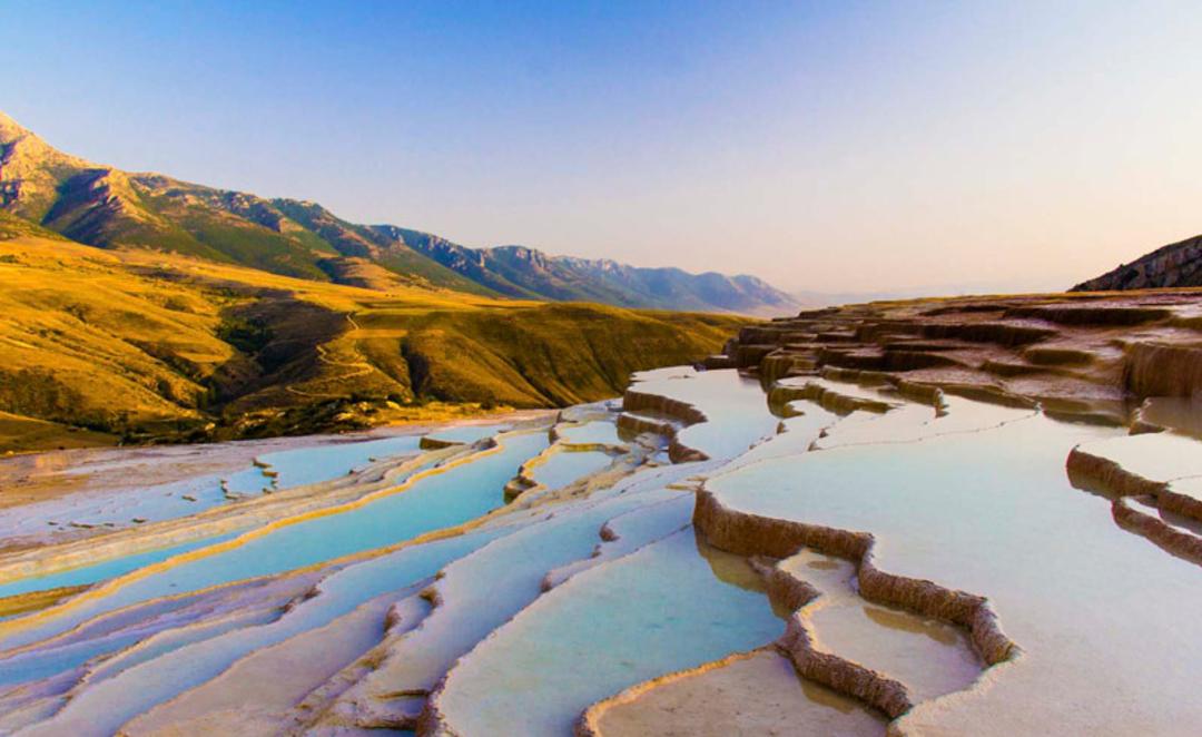 چشمه های پلکانی باداب سورت رو به کوهستان؛ منبع عکس: Hipersia، عکاس: 