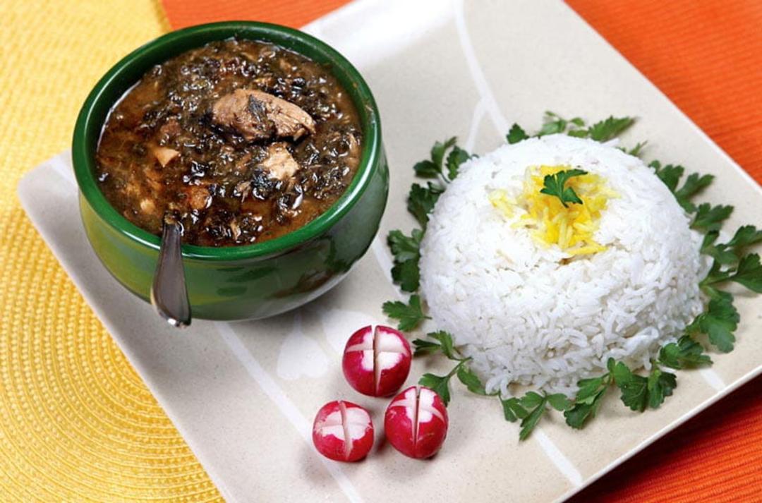 خورشت قلیه ماهی با برنج قالبی، منبع عکس: مجله فرادید، عکاس: نامشخص