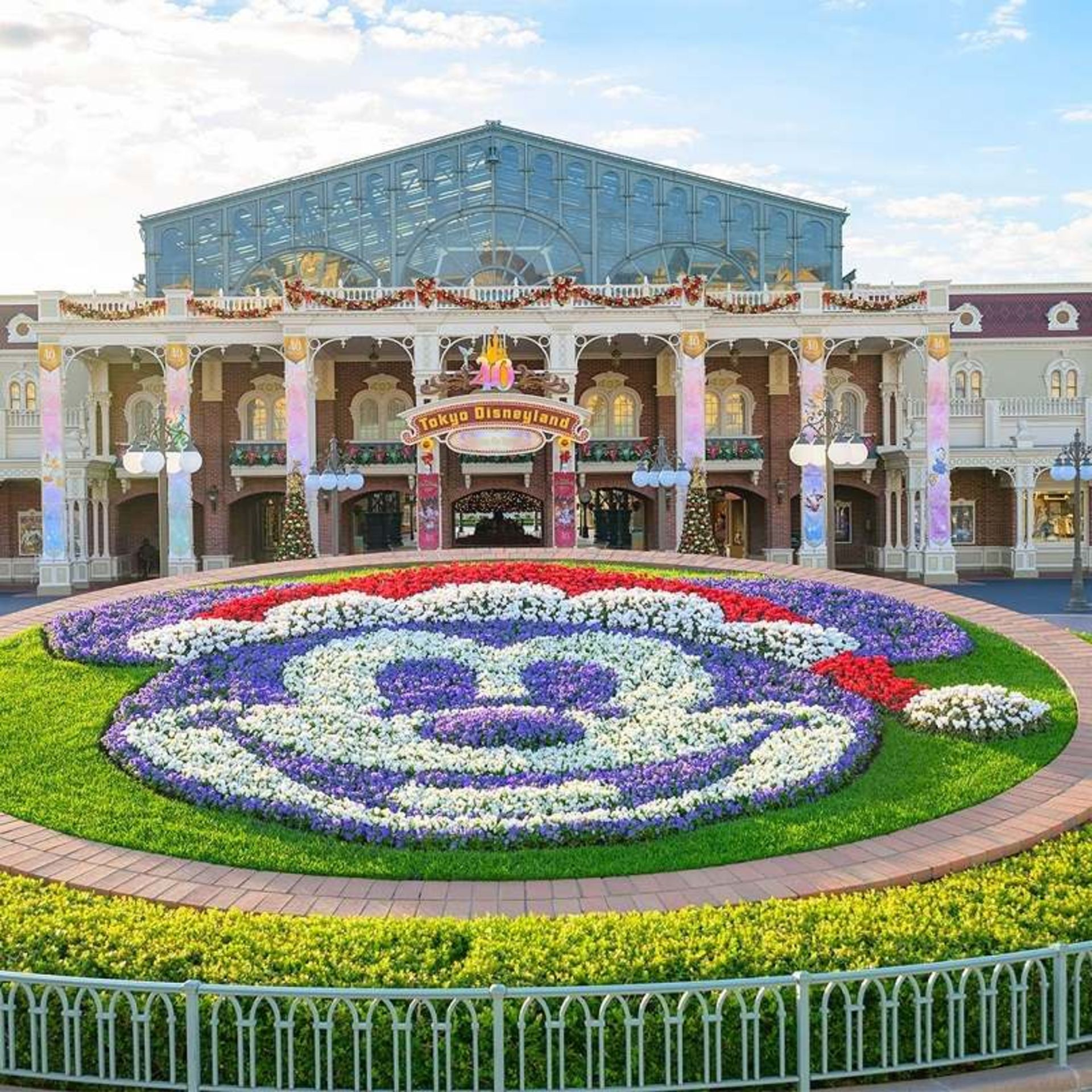 یکی از ورودی های دیزنی لند توکیو؛ منبع عکس: اینستاگرام Tokyodisneyresort_official. عکاس: نامشخص