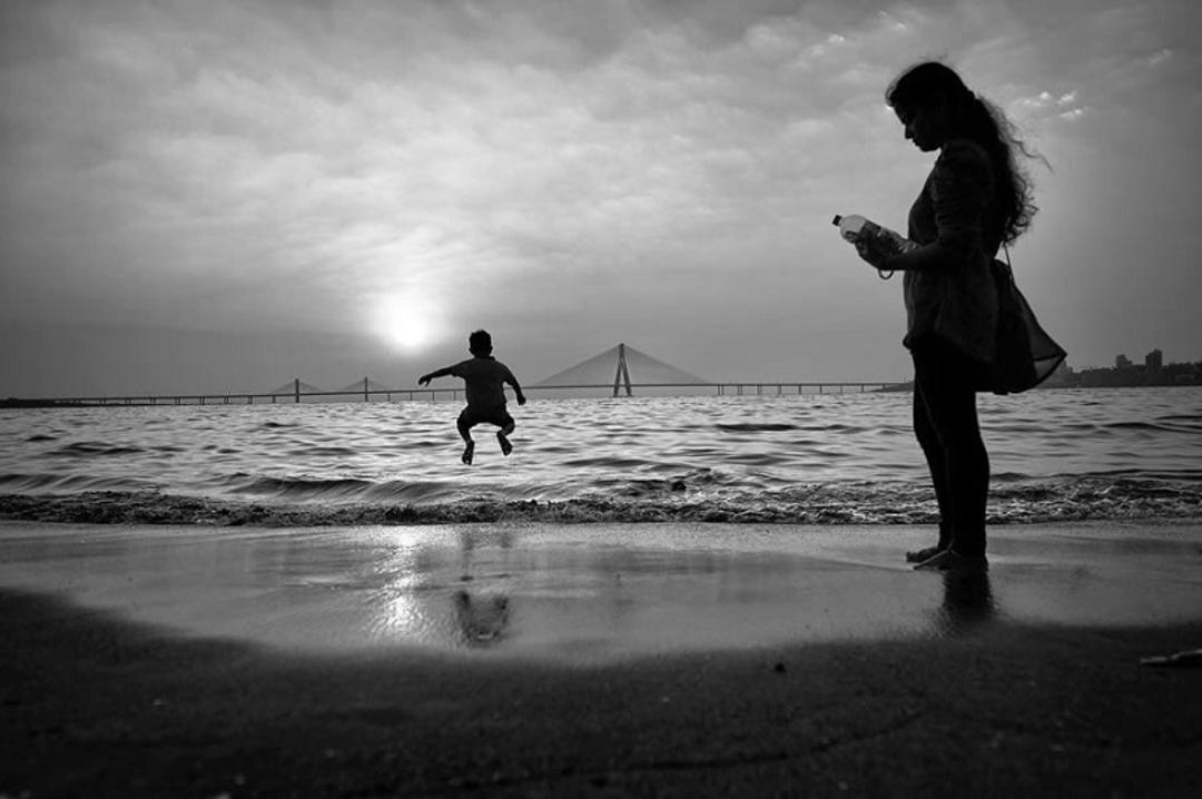 بازی کودک در ساحل در عکاسی خیابانی در هند ؛ منبع عکس: وب سایت 121clicks.com. عکاس: Prashant Godbole