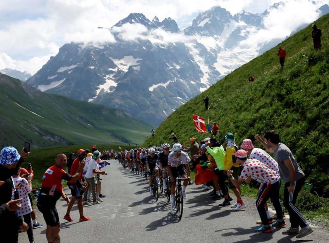 سوارکاران در مرحله چهار تور دو فرانس در Valloire فرانسه.