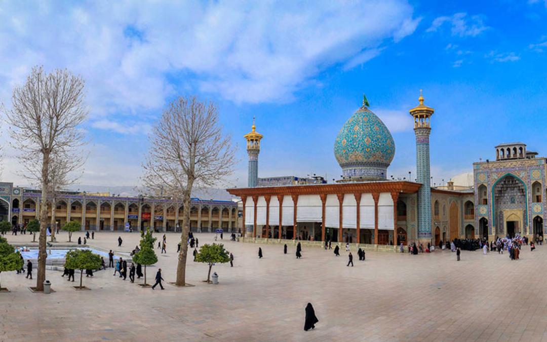 صحن بزرگ آرامگاه شاهچراغ