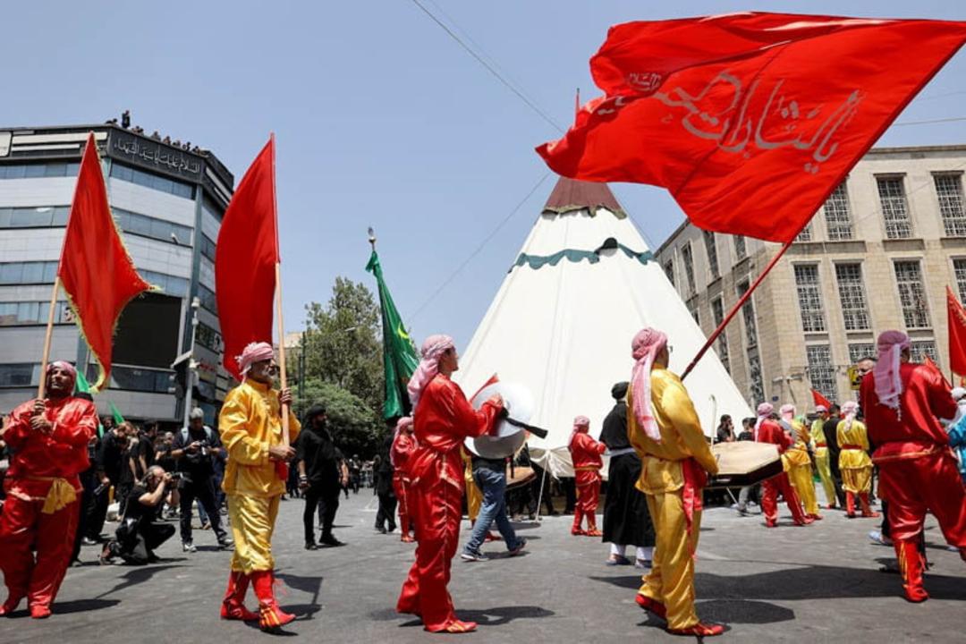 عزاداران تهرانی در مراسم روز عاشورا 