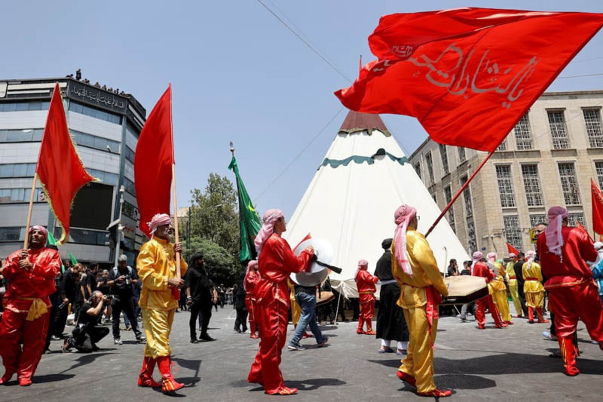 عزاداران تهرانی در مراسم روز عاشورا 