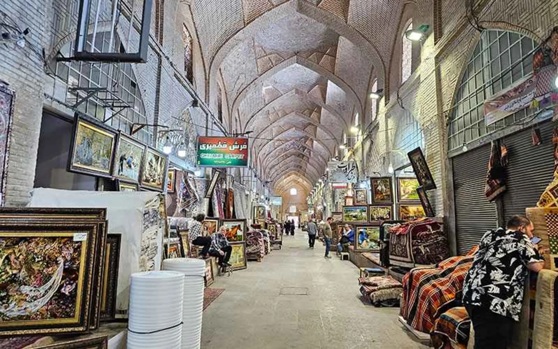 مغازه های راسته بازار وکیل شیراز