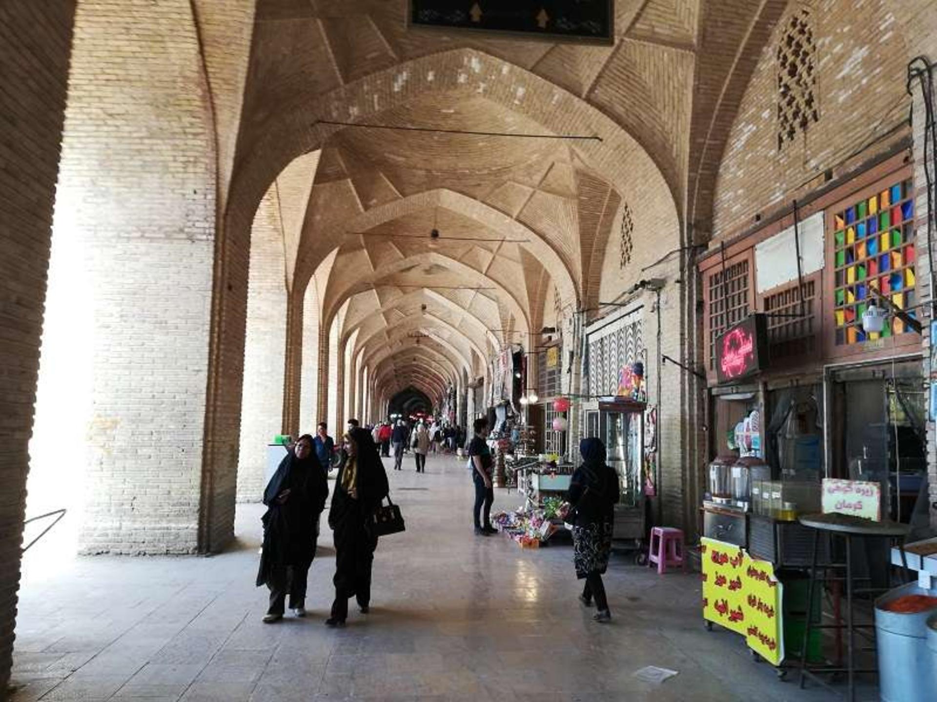 گردشگران در راسته بازار بزرگ کرمان؛ منبع عکس: گوگل مپ؛ عکاس: بهروز پایدار