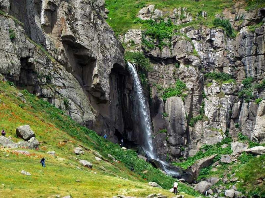 آبشار ورزان و طبیعت اطراف آن