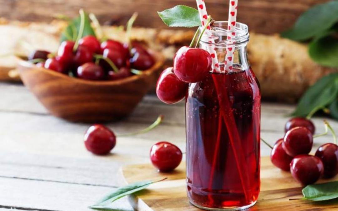 یک شیشه شربت آلبالو