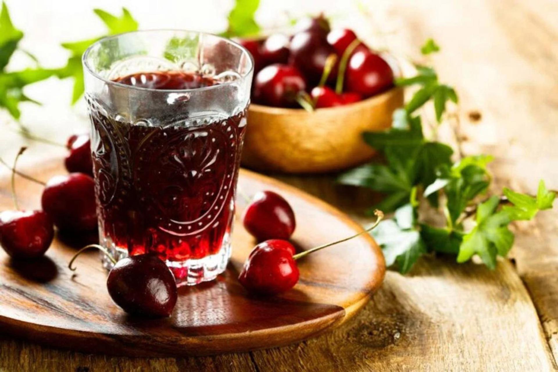 شربت آلبالو با کاسه آلبالو تازه؛ منبع عکس: وب سایت minnetonkaorchards.com؛ عکاس: نامشخص