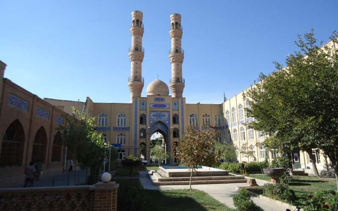 حیاط سرسبز مسجد جامع تبریز