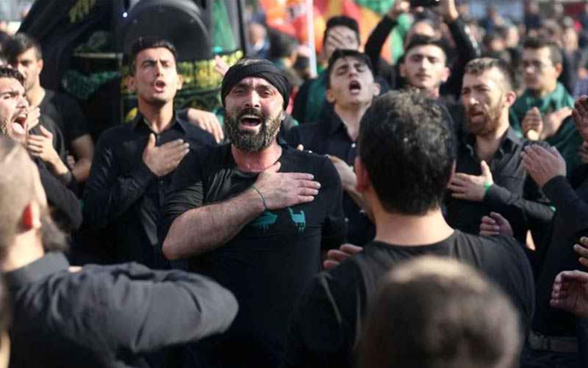 سینه زنی در محرم، منبع عکس: aa.com.tr، عکاس: نامشخص
