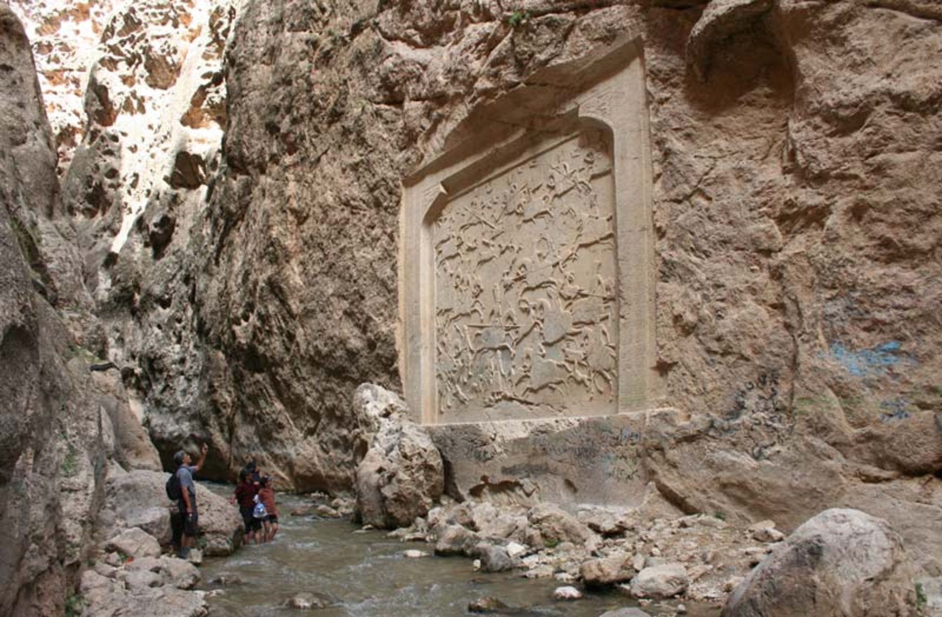 کتیبه تاریخی در مسیر تنگه واشی، منبع عکس: ویکی مدیا، عکاس: ninara 