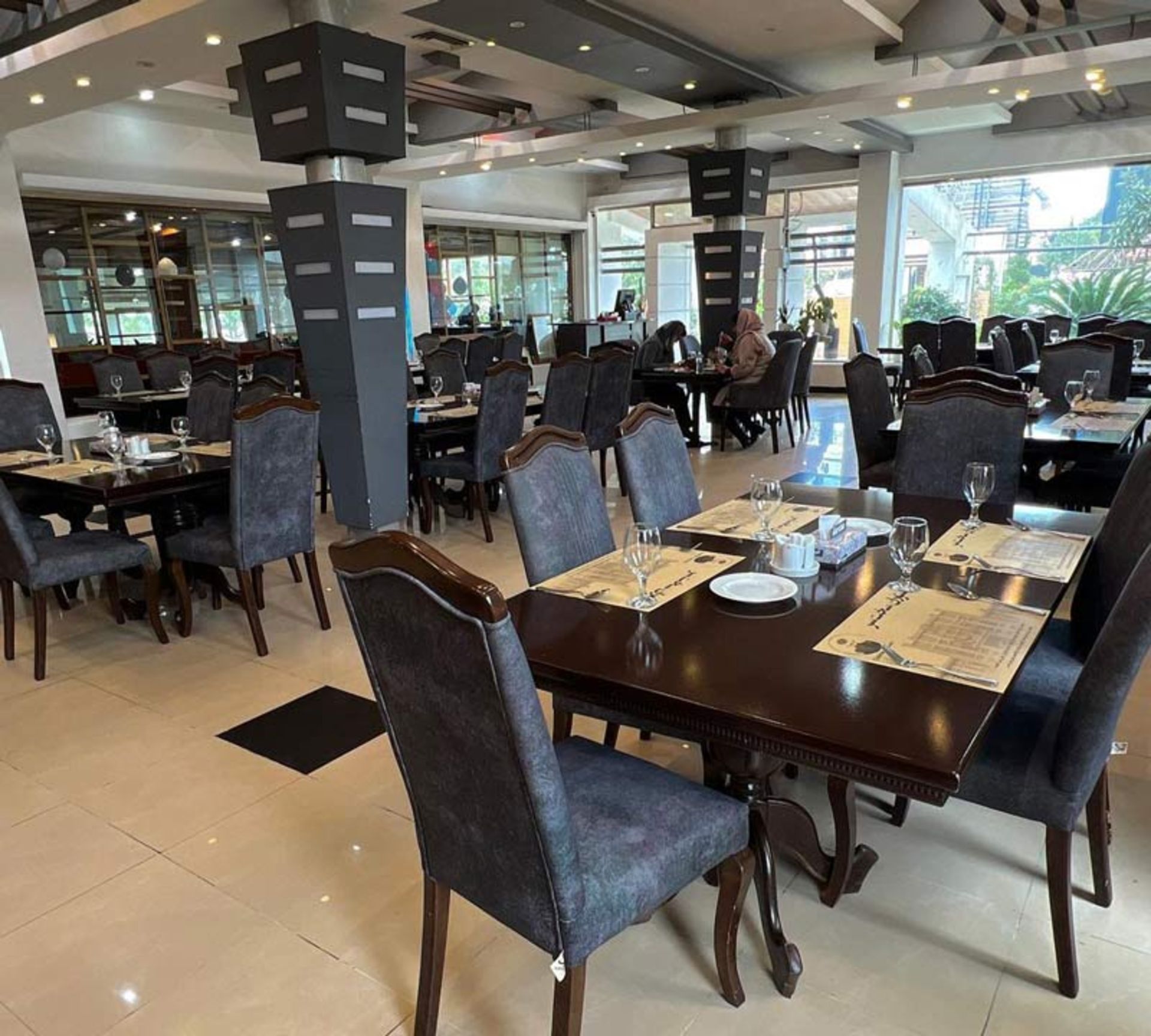 سالن سرپوشیده رستوران سخت سر رامسر، منبع عکس: صفحه اینستاگرام sakhtsar_restaurant، عکاس: نامشخص