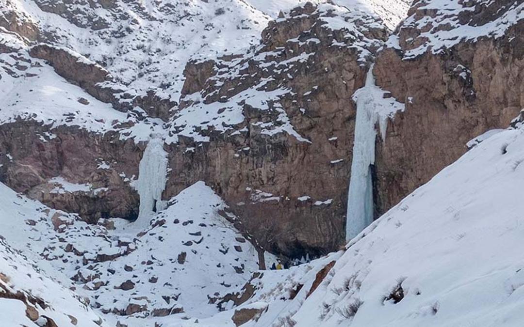 آبشار یخی اسکندر در زمستان