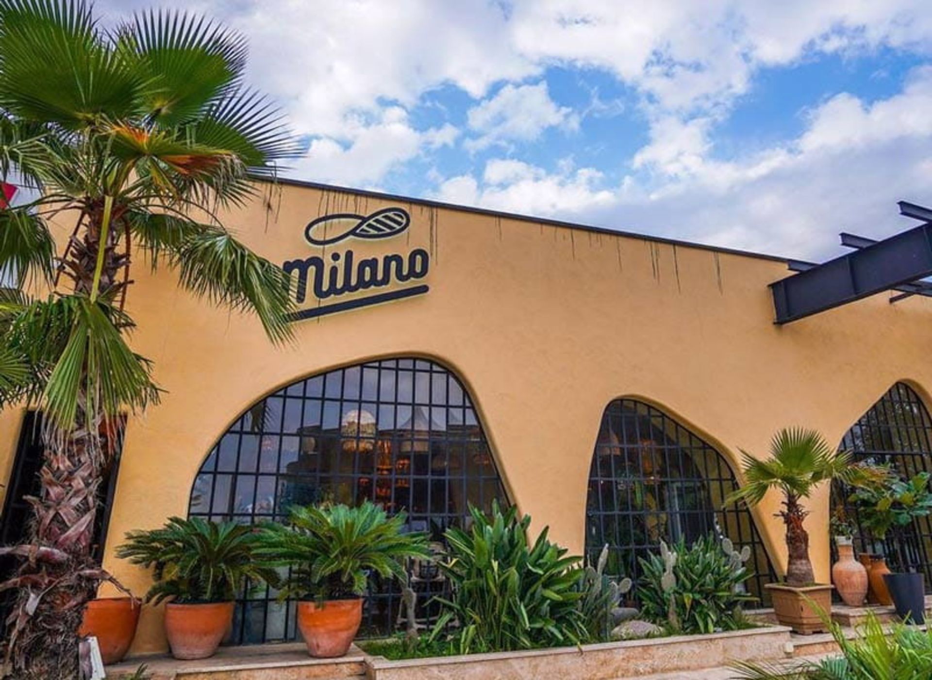 ورودی رستوران ایتالیایی میلانو رامسر، منبع عکس: صفحه اینستاگرام milano.italianrestaurant، عکاس: نامشخص