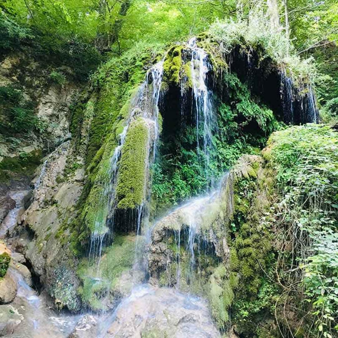 آبشار اسپه او در روستای ولم بهشهر؛ منبع عکس: گوگل مپ، نام عکاس: شاهین عسگری