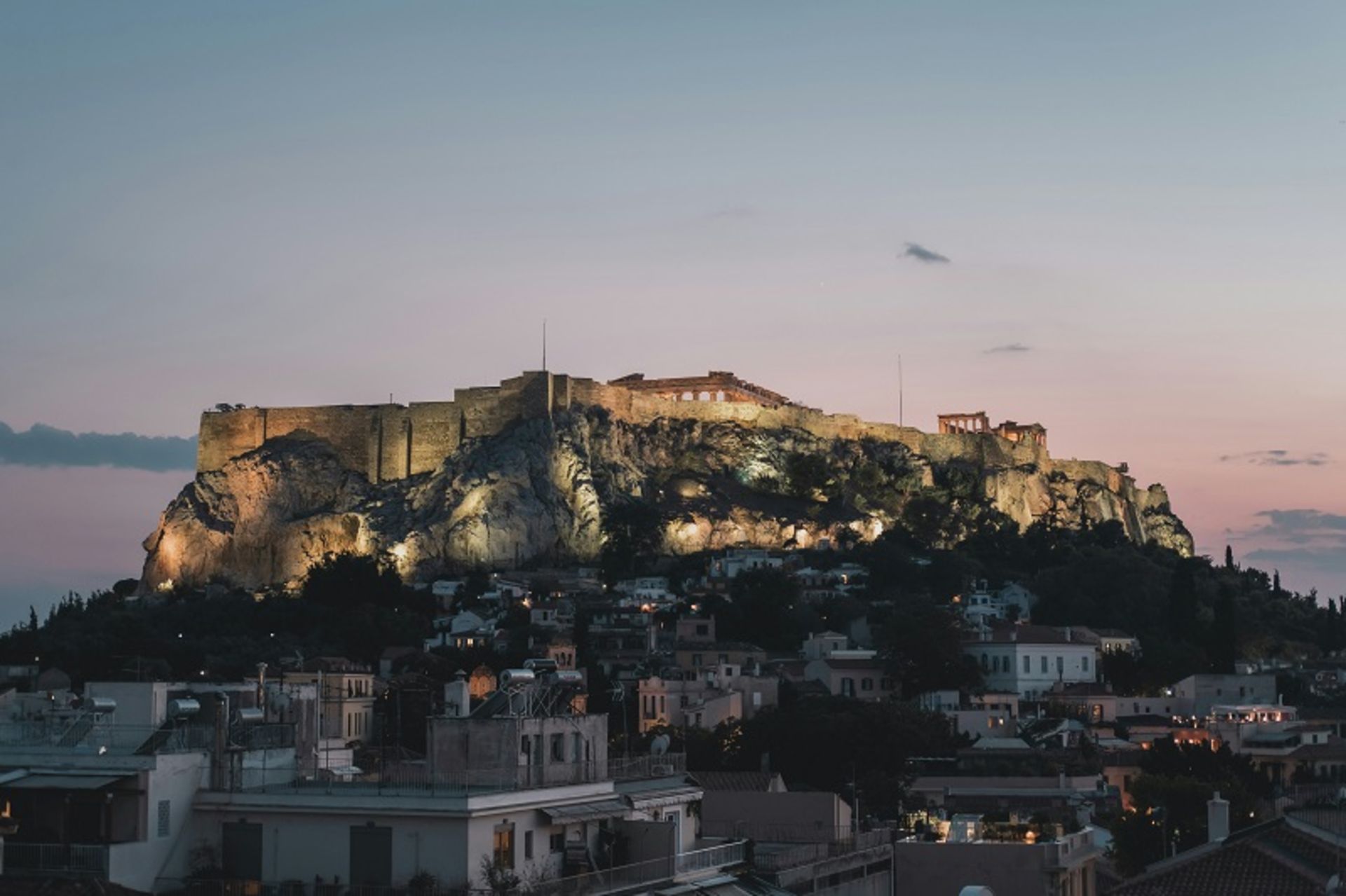 آکروپولیس در شب؛ منبع عکس: وب سایت Unsplash.com. عکاس: Febiyan