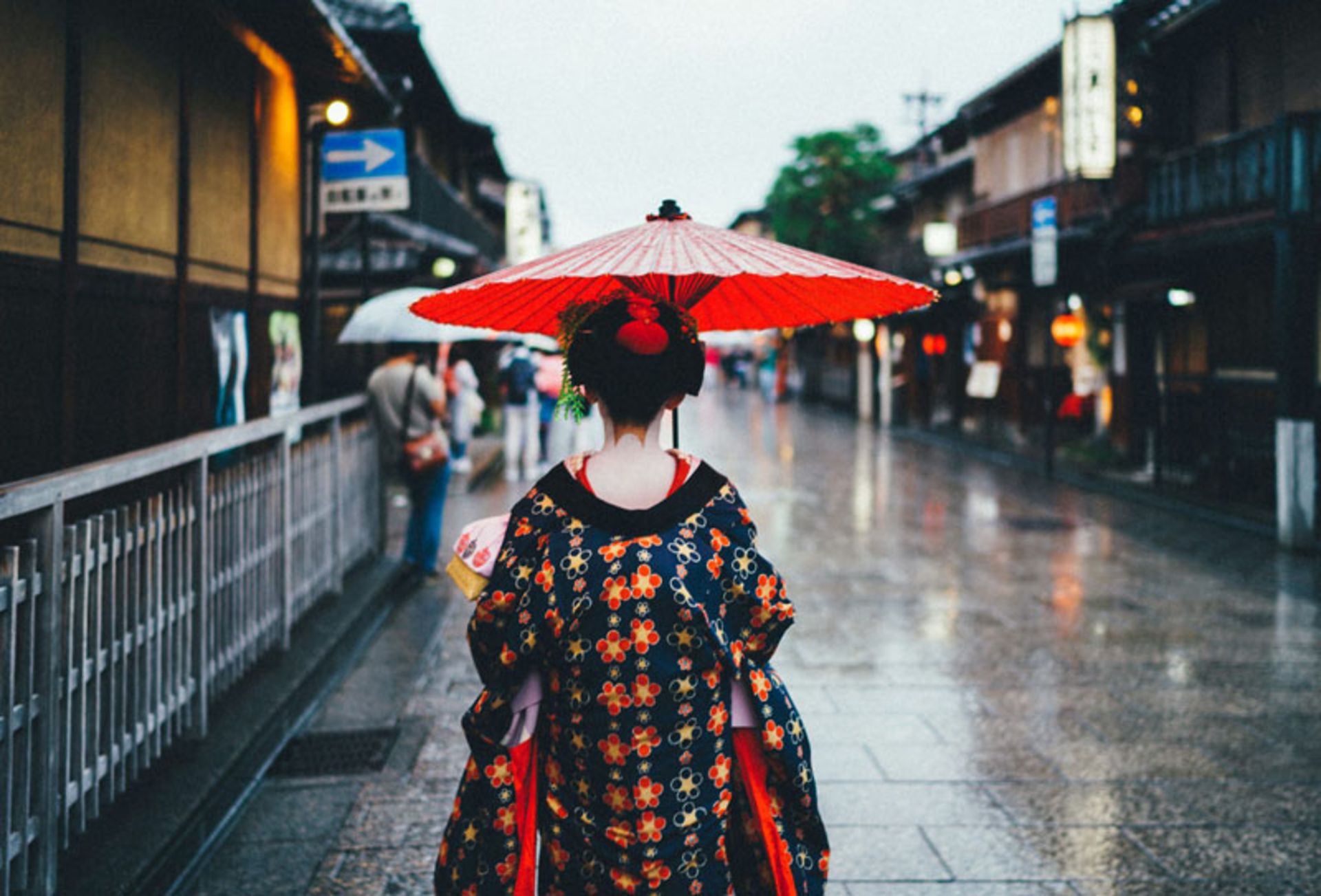 زنی با چتر و کیمونو در خیابان های ژاپن