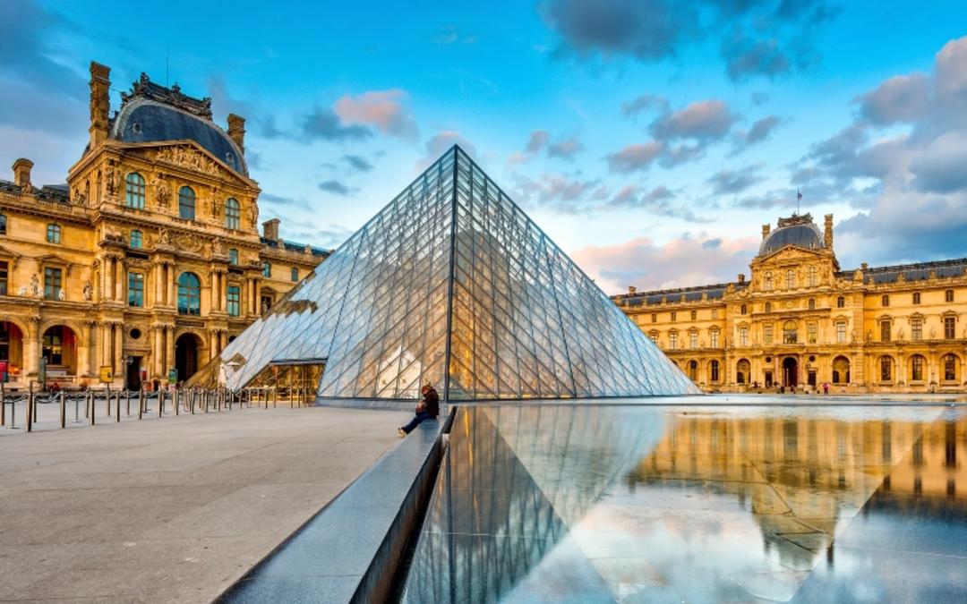 موزه لوور پاریس در آسمان ابری؛ منبع عکس: سایت www.cntraveler.com/activities. عکاس: نامشخص