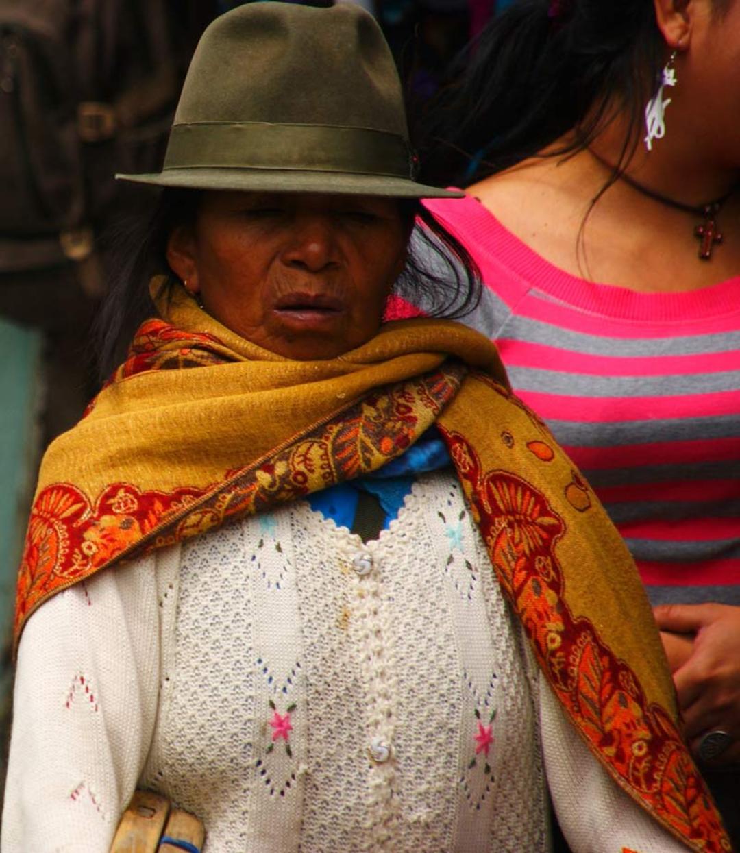 زن لاتین  با شال و کلاه