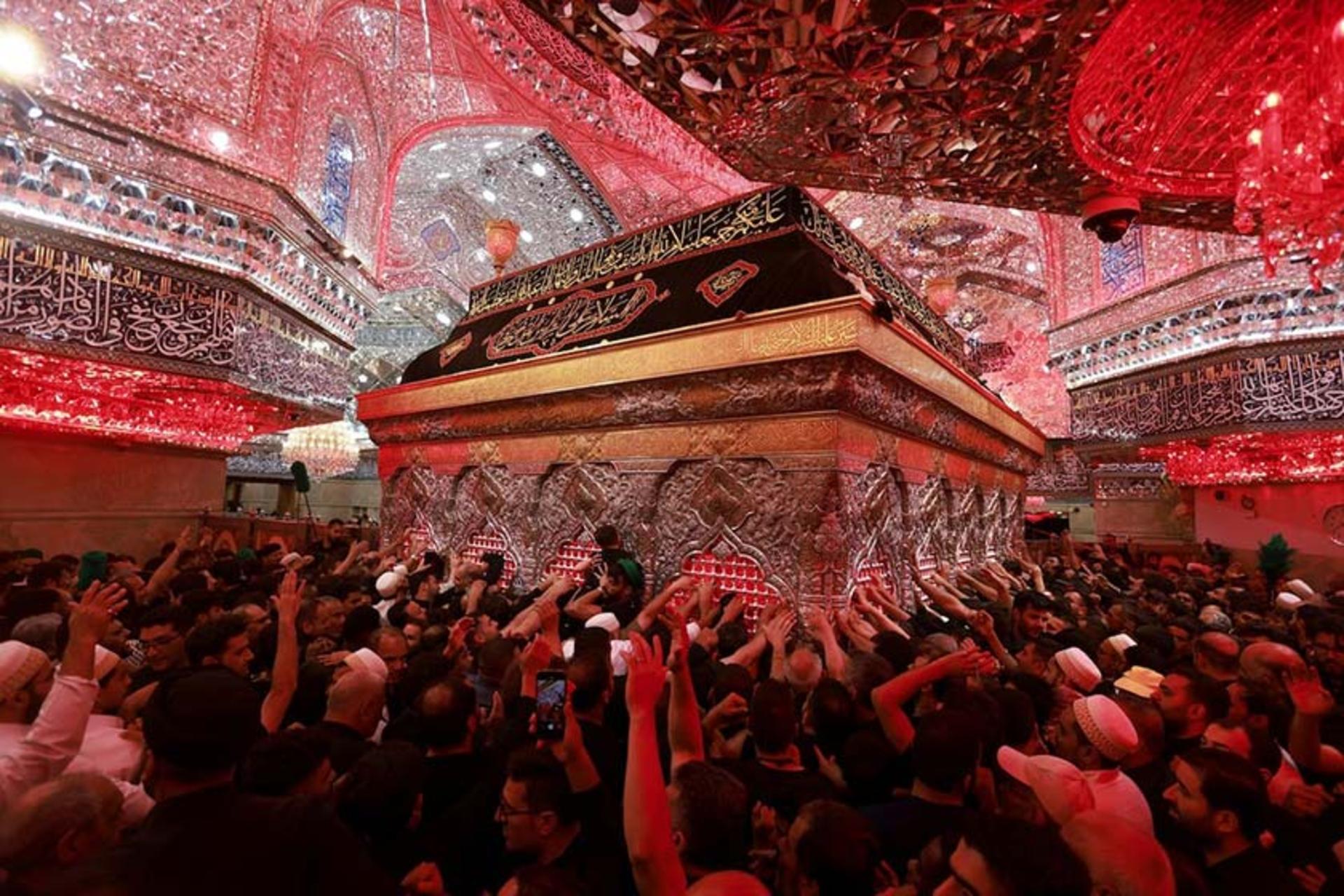 عزاداری شیعیان در حرم امام حسین (ع) در دهه اول محرم