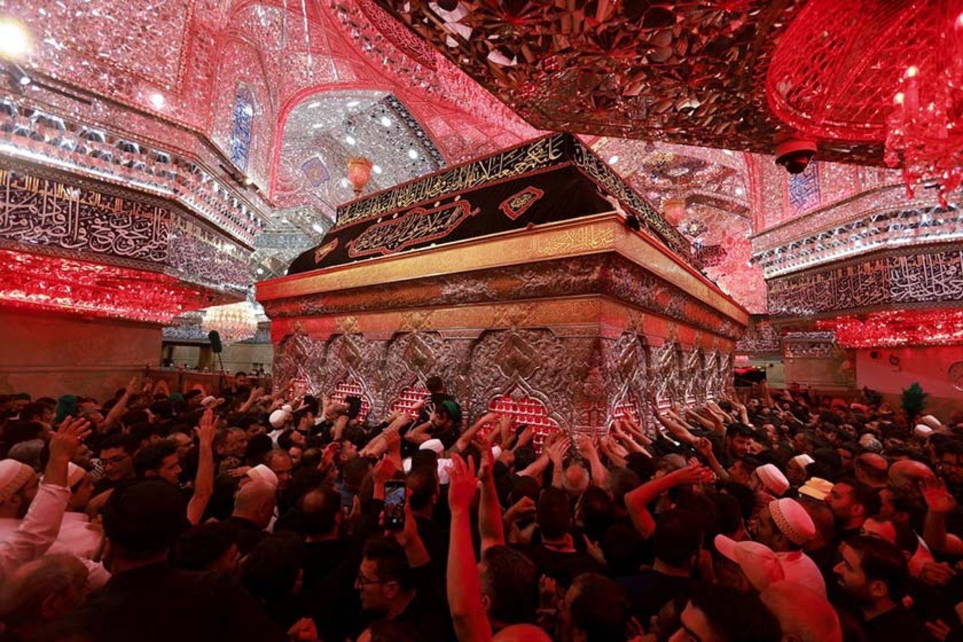 عزاداری شیعیان در حرم امام حسین (ع) در دهه اول محرم