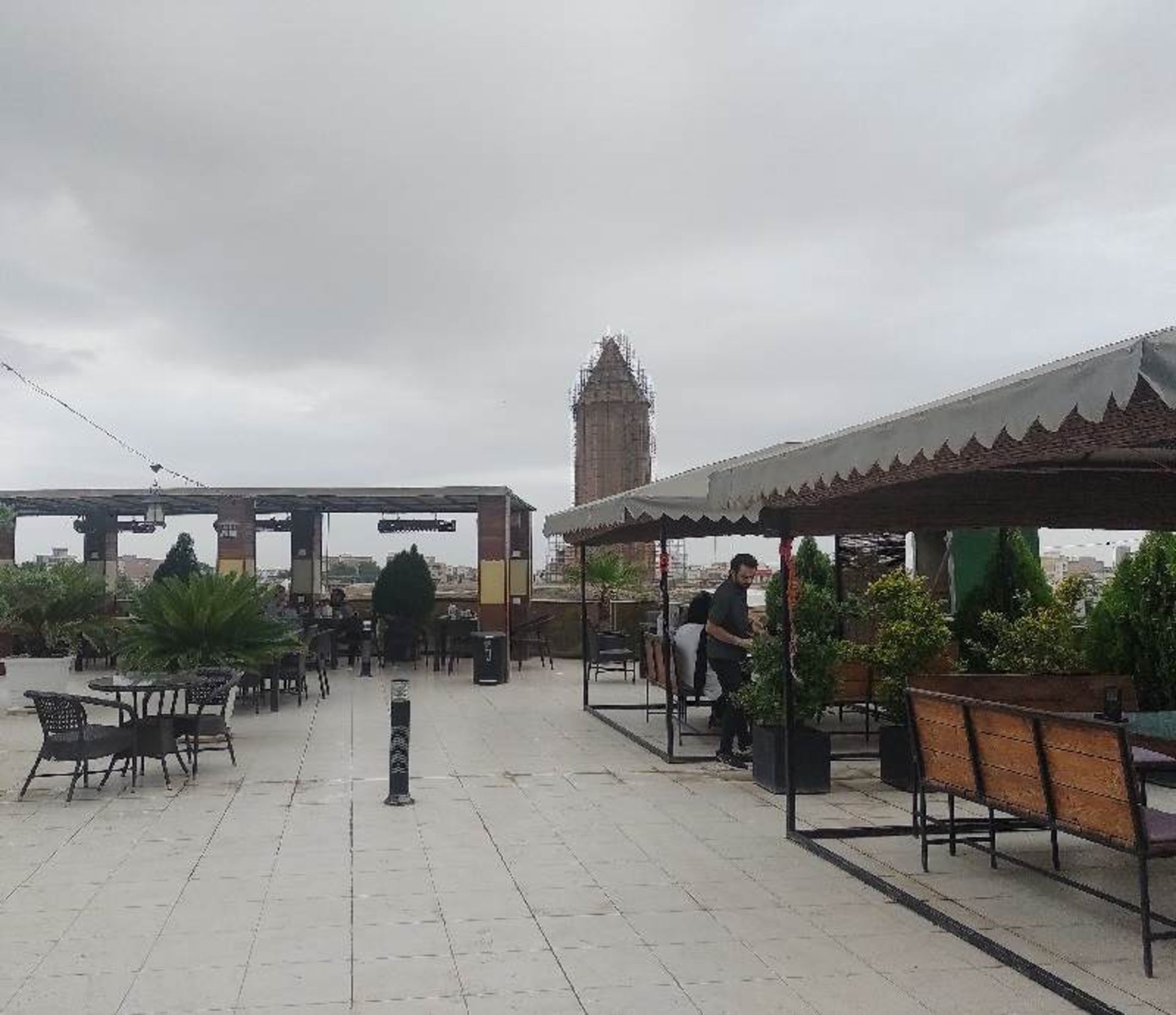 فضای باز رستوران مونالیزا و برج گنبد قابوس؛ منبع عکس: گوگل مپ؛ عکاس: ماهان سهرابی