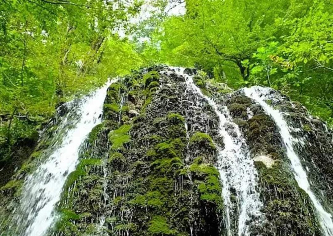 آبشار اسپه او در روستای ولم؛ منبع عکس: vila-behshahr، نام عکاس: نامشخص