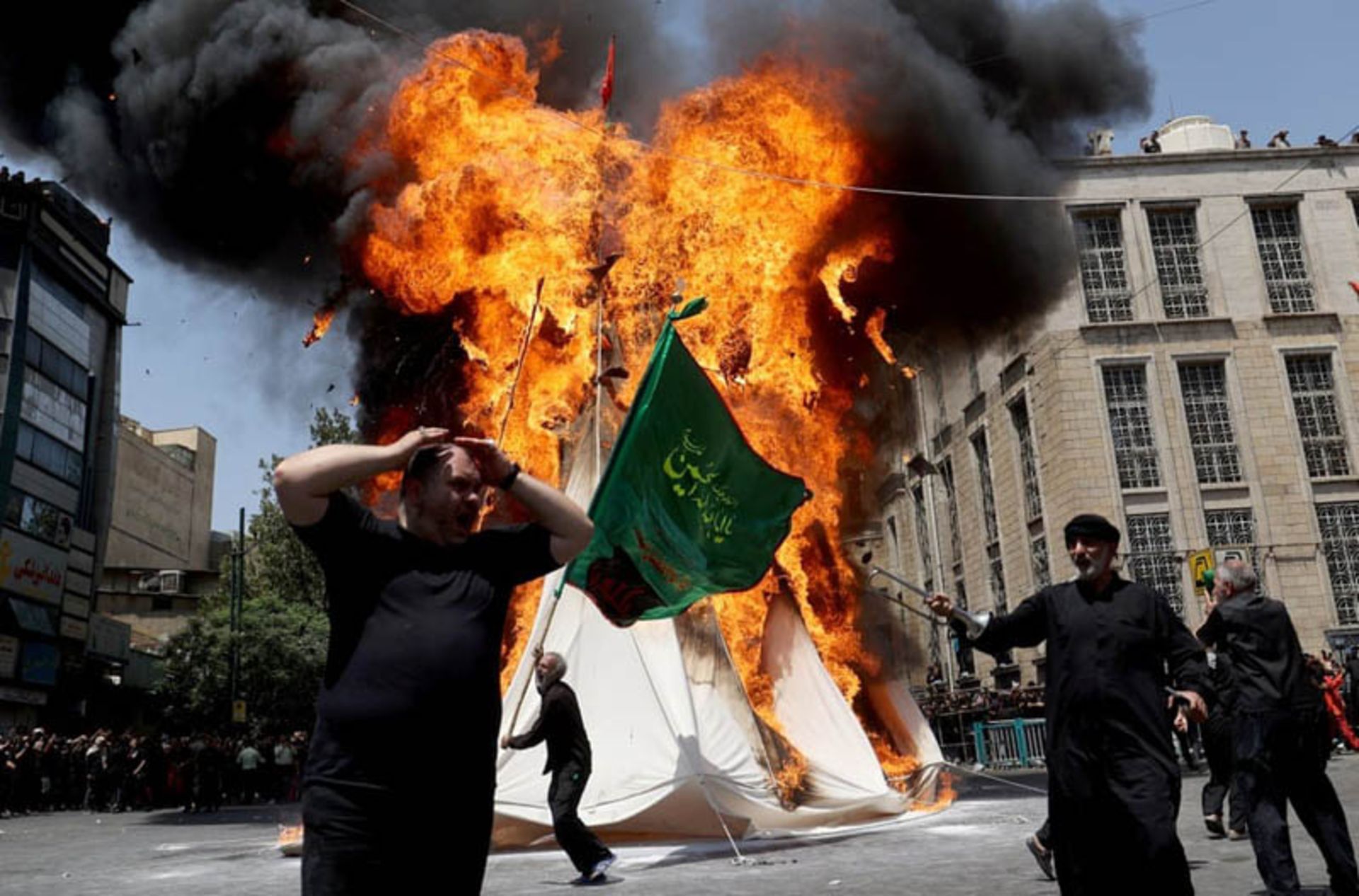 مراسم آتش زدن خیمه ها در روز عاشورا در تهران