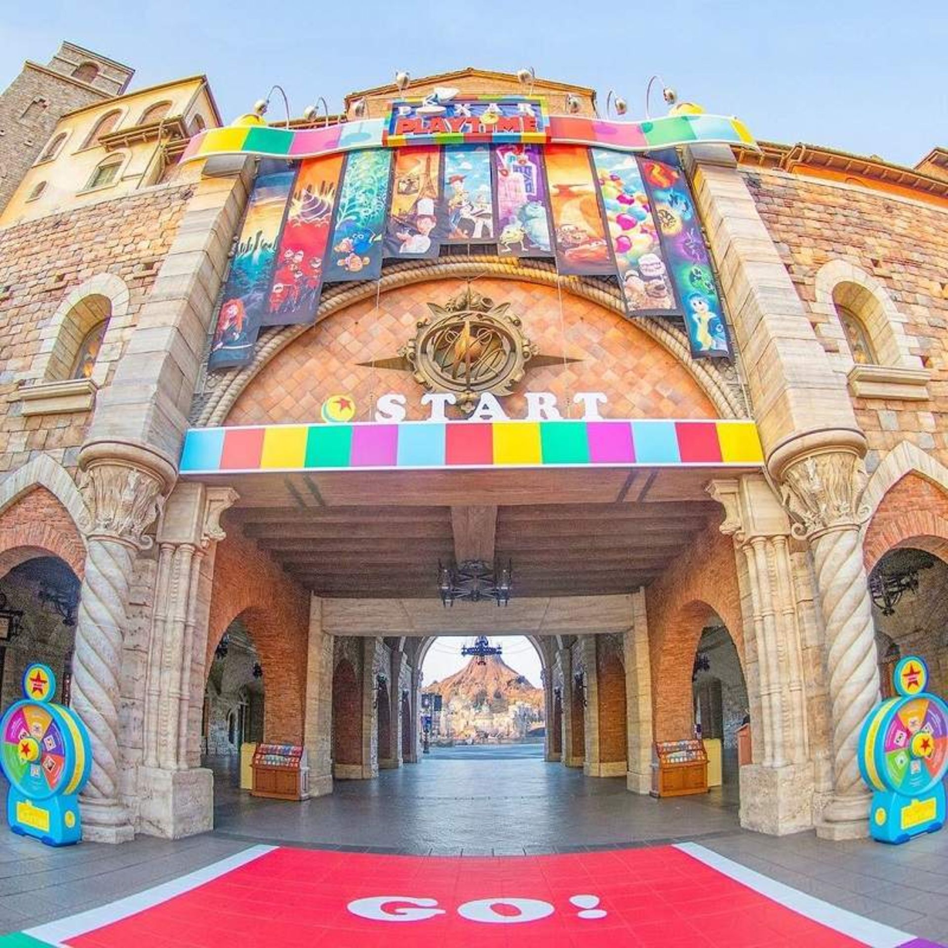 ساختمان بازی های رو میزی در دیزنی لند توکیو؛ منبع عکس: اینستاگرام Tokyodisneyresort_official. عکاس: نامشخص