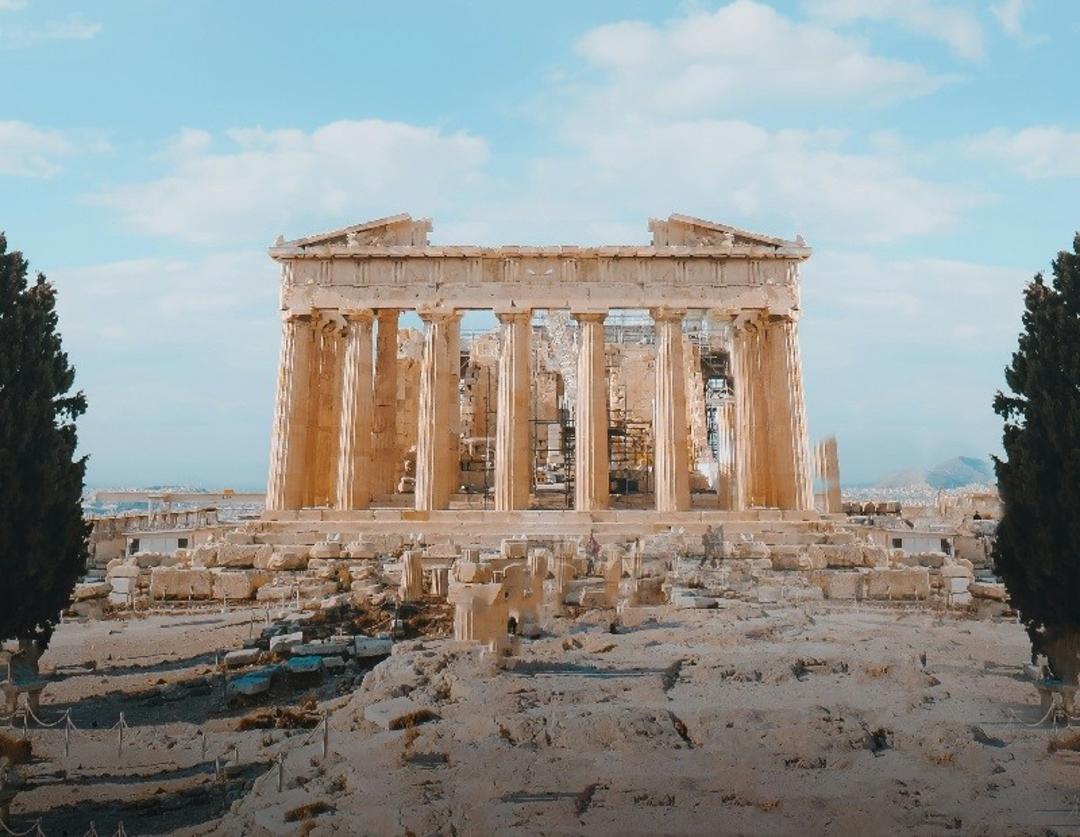 آکروپولیس و آسمان آبی؛ منبع عکس: وب سایت Unsplash.com. عکاس: Pat Whelen