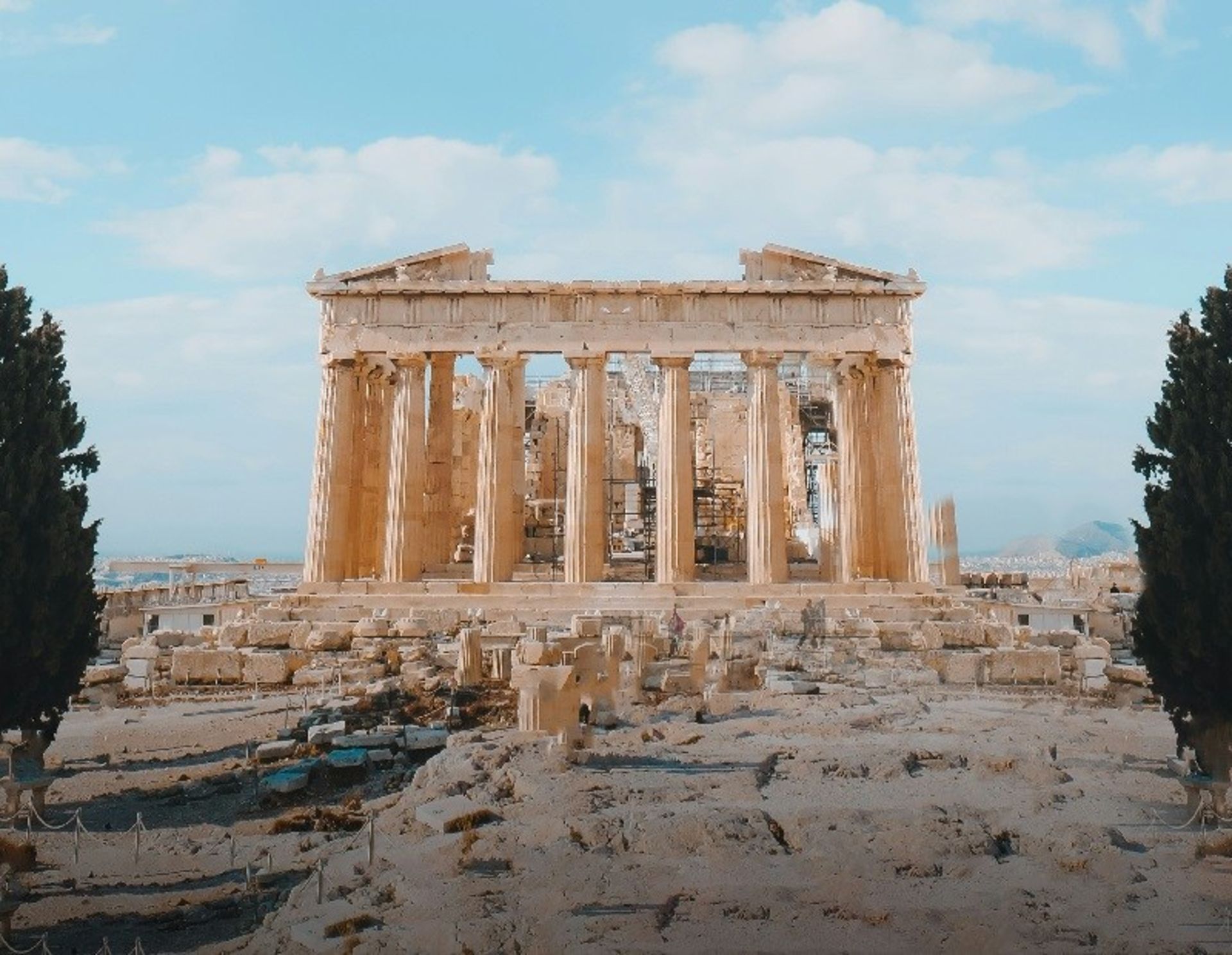 آکروپولیس و آسمان آبی؛ منبع عکس: وب سایت Unsplash.com. عکاس: Pat Whelen